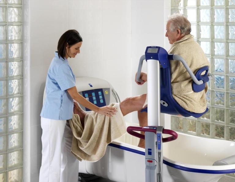 Podnośniki transportowo - kąpielowe jezdne Arjo Alenti