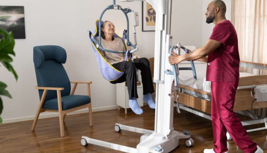 Podnośniki transportowo - kąpielowe jezdne Arjo Maxi Move 5