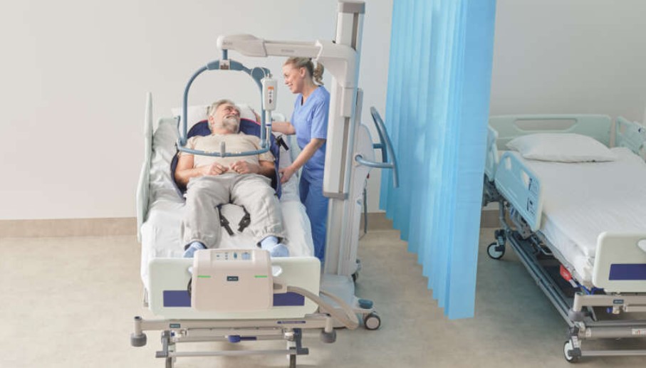 Podnośniki transportowo - kąpielowe jezdne Arjo Maxi Move 5