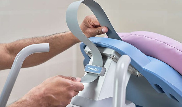 Podnośniki transportowo - kąpielowe jezdne Arjo Symbliss Bath Chair