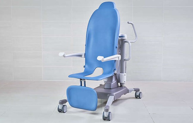 Podnośniki transportowo - kąpielowe jezdne Arjo Symbliss Bath Chair