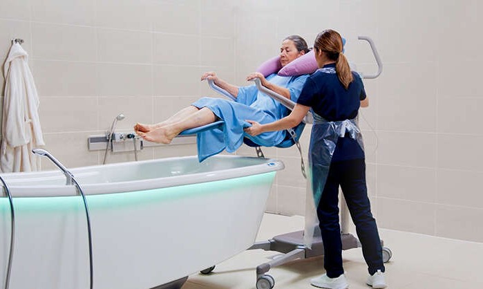 Podnośniki transportowo - kąpielowe jezdne Arjo Symbliss Bath Chair