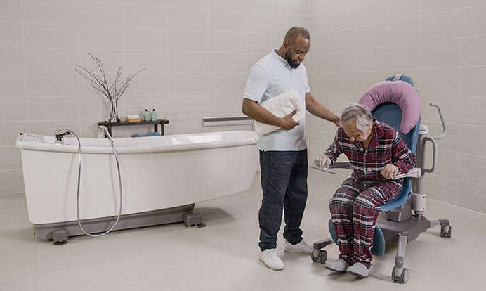 Podnośniki transportowo - kąpielowe jezdne Arjo Symbliss Bath Chair