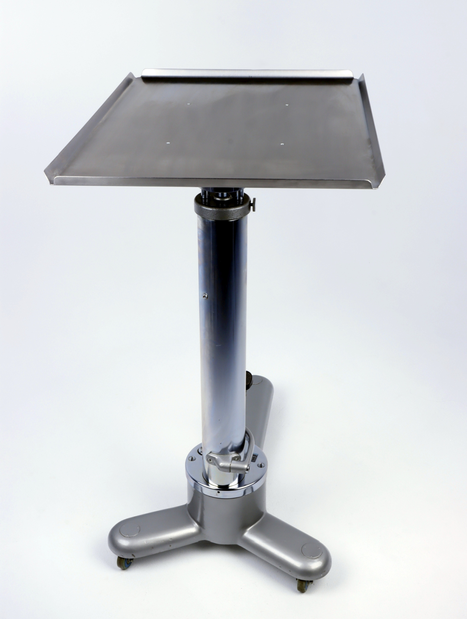 Stoliki na instrumenty - asystory używane B/D Praistech - Praiston rekondycjonowany