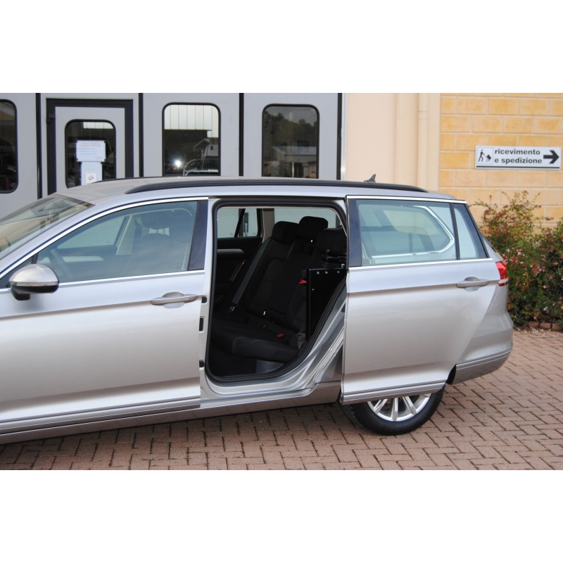 Elektrycznie przesuwane drzwi tylne dla osób niepełnosprawnych